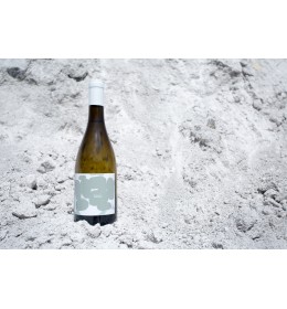Bianco Pomice su terra vulcanica